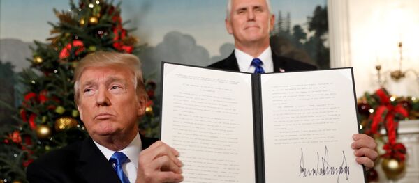 ترامب يوقع مرسوم الاعتراف بالقدس عاصمة لإسرائيل - سبوتنيك عربي