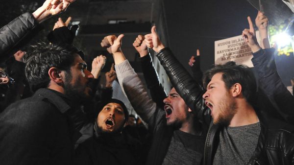 احتجاجات على قرار دونالد ترامب بشأن القدس أمام القنصلية الأمريكية في اسطنبول، تركيا 6 ديسمبر/ كانون الأول 2017 - سبوتنيك عربي