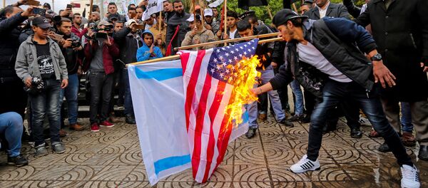 احتجاجات على قرار دونالد ترامب بشأن القدس وحرق علم الولايات المتحدة في غزة، قطاع غزة، فلسطين 6 ديسمبر/ كانون الأول 2017 - سبوتنيك عربي