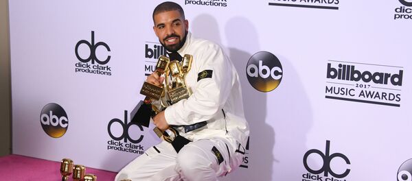 مغني الراب دريك خلال حفل لتوزيع الجوائز الموسيقية بيلبورد ميوزيك أووردز في لاس فيغاس، نيفادا، الولايات المتحدة 21  مايو/ أيار 2017 - سبوتنيك عربي