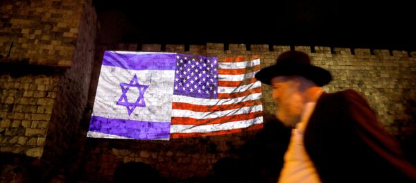 رجل يسير علعى خلفية إنعكاس العلمين الإسرائيلي والأمريكي على سور بمدينة القدس القديمة، 6 ديسمبر/ كانون الأول 2017 - سبوتنيك عربي