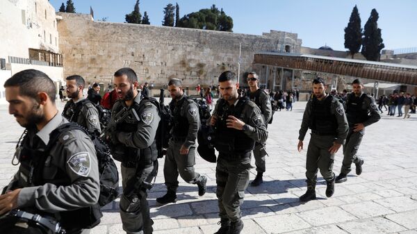 جنود إسرائيليون قبل صلاة الجمعة في المسجد الأقصى بمدينة القدس - سبوتنيك عربي