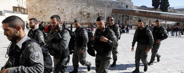 جنود إسرائيليون قبل صلاة الجمعة في المسجد الأقصى بمدينة القدس - سبوتنيك عربي