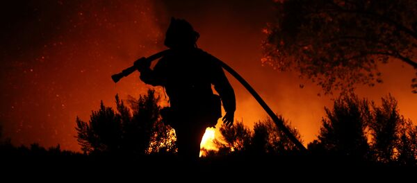 رجل إطفاء وسط حرائق كاليفورنيا - سبوتنيك عربي