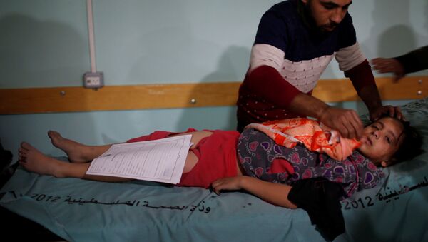 فتاة فلسطينية جريحة بعد غارات جوية إسرائيلية قريبة من مستشفى في شمال قطاع غزة - سبوتنيك عربي
