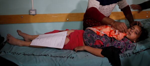 فتاة فلسطينية جريحة بعد غارات جوية إسرائيلية قريبة من مستشفى في شمال قطاع غزة - سبوتنيك عربي