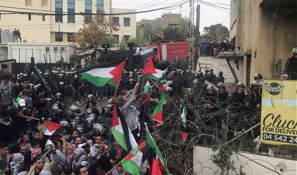 تظاهرة في بيروت قرب السفارة الأمريكية - سبوتنيك عربي