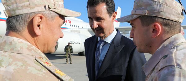 الرئيس السوري بشار الأسد يستقبل الرئيس فلاديمير بوتين في القاعدة حميميم، سوريا 11 ديسمبر/ كانون الأول 2017 - سبوتنيك عربي