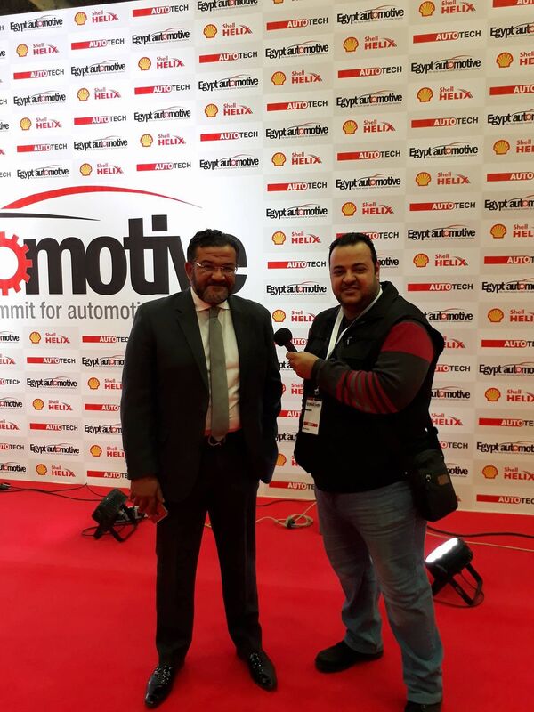 مراسل سبوتنيك مع المدير التنفيذي لشركة السيارات نيسان في مصر وشمال إفريقيا أحمد عبد الغني في معرض إيجيبت أوتوموتيف 2017 - سبوتنيك عربي