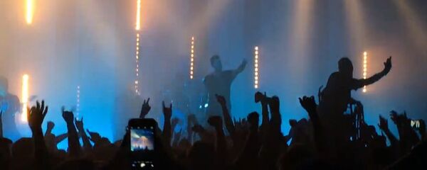 Dude on wheelchair crowd surfs during concert - سبوتنيك عربي