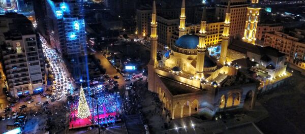 مشهد يطل على مسجد الأمين وسجرة عيد الميلاد في بيروت، لبنان 10 ديسمبر/ كانون الأول 2017 مشهد يطل على مسجد الأمين وسجرة عيد الميلاد في بيروت، لبنان 10 ديسمبر/ كانون الأول 2017 - سبوتنيك عربي