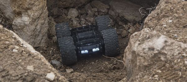 قاعدة متنقلة ذات عجلات، مزودة بجهاز إرسال وتصوير حراري، وكاميرات تسجيل وميكروفون، وهو جهاز استطلاع وفحص آلي معقد سكارابي - سبوتنيك عربي