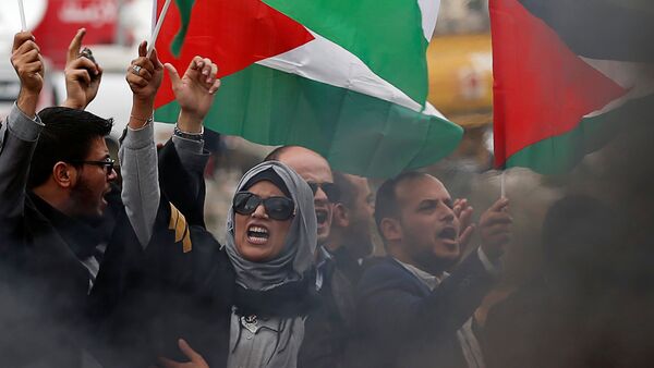 المحامون الفلسطينيون احتجاجا على قرار دونالد ترامب حول إعلان القدس عاصمة لإسرائيل في رام الله، الضفة الغربية، فلسطين 13 ديسمبر/ كانون الأول 2017 - سبوتنيك عربي