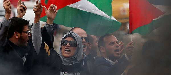 المحامون الفلسطينيون احتجاجا على قرار دونالد ترامب حول إعلان القدس عاصمة لإسرائيل في رام الله، الضفة الغربية، فلسطين 13 ديسمبر/ كانون الأول 2017 - سبوتنيك عربي