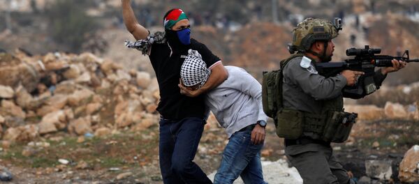 احتجاز أحد عناصر الأمن الإسرائيلي لأحد الفلسطينيين المتظاهرين خلال الاحتجاجات ضد قرار الرئيس دونالد ترامب بالاعتراف بالقدس عاصمة لاسرائيل، بالقرب من مستوطنة بيت إيل اليهودية، بالقرب من مدينة رام الله بالضفة الغربية فى 13 ديسمبر/ كانون الأول عام 2017. احتجاز أحد عناصر الأمن الإسرائيلي لأحد الفلسطينيين المتظاهرين خلال الاحتجاجات ضد قرار الرئيس دونالد ترامب بالاعتراف بالقدس عاصمة لاسرائيل، بالقرب من مستوطنة بيت إيل اليهودية، بالقرب من مدينة رام الله بالضفة الغربية فى 13 ديسمبر/ كانون الأول عام 2017. - سبوتنيك عربي