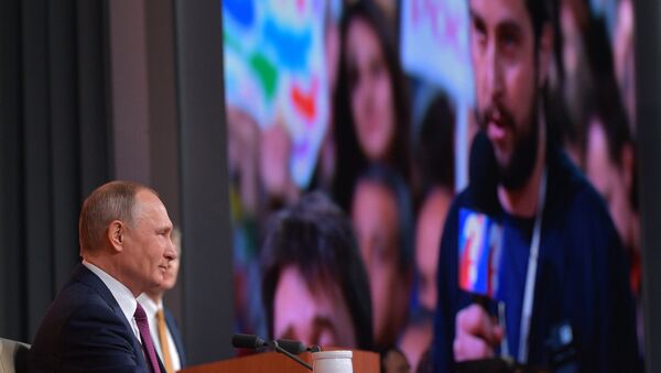 المؤتمر الصحفي الكبير السنوي للرئيس الروسي فلاديمير بوتين في الكرملين، موسكو 14 ديسمبر/ كانون الأول 2017 - سبوتنيك عربي