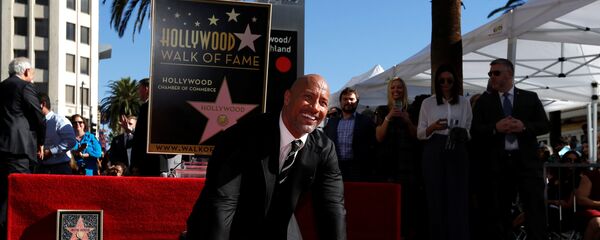 دواين جونسون ذا روك خلال احتفاله بنجمة شارع المشاهير في هوليود - سبوتنيك عربي