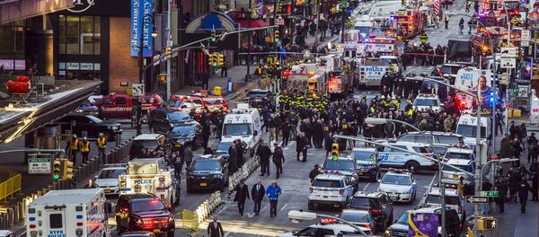 قوات الشرطة الأمريكية في تايمز-يكوير في نيويورك يتحرون موقع الانفجار، الولايات امتحدة 11 ديسمر/ كانون الأول 2017 قوات الشرطة الأمريكية في تايمز-يكوير في نيويورك يتحرون موقع الانفجار، الولايات امتحدة 11 ديسمر/ كانون الأول 2017 - سبوتنيك عربي