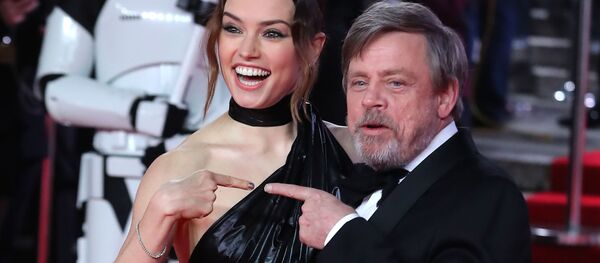 الممثلة البريطانية ديزي ريدلي (يسار) والممثل الأمريكي مارك هاميل (يمين) على السجادة الحمراء، خلال العرض الافتنتاحي الأول في أوروبا لفيلم حرب النجوم: جيدي الأخير (Star Wars: The Last Jedi ) في قاعة رويال ألبرت في لندن في 12 ديسمبر/ كانون الأول 2017 - سبوتنيك عربي