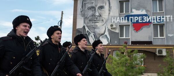 بحار من مجموعة الشباب الجدد في لواء البحرية من أسطول البحر الأسود بعد حفل قسم اليمين في مجمع النصب التذكاري التاريخي بيريغوفايا باتاريا الـ 35 في سيفاستوبول، القرم، روسيا بحار من مجموعة الشباب الجدد في لواء البحرية من أسطول البحر الأسود بعد حفل قسم اليمين في مجمع النصب التذكاري التاريخي بيريغوفايا باتاريا الـ 35 في سيفاستوبول، القرم، روسيا - سبوتنيك عربي