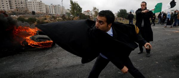 المحامون الفلسطينيون احتجاجا على قرار دونالد ترامب حول إعلان القدس عاصمة لإسرائيل في رام الله، الضفة الغربية، فلسطين 13 ديسمبر/ كانون الأول 2017 - سبوتنيك عربي