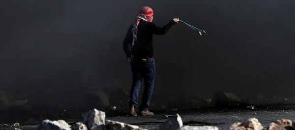 اشتباكات الفلسطينيين والشرطة الإسرائيلية خلال احتجاجات على قرار دونالد ترامب حول إعلان القدس عاصمة لإسرائيل في رام الله، الضفة الغربية، فلسطين 11 ديسمبر/ كانون الأول 2017 - سبوتنيك عربي