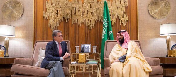 وزير الطاقة الأمريكي ريك بيري مع الأمير محمد بن سلمان وزير الطاقة الأمريكي ريك بيري مع الأمير محمد بن سلمان - سبوتنيك عربي