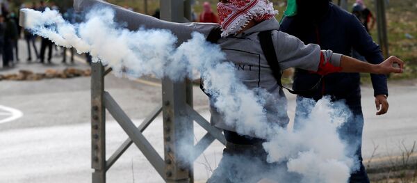 احتجاجات واشتباكات في رام الله،  الضفة الغربية، فلسطين 19 ديسمبر/ كانون الأول 2017 - سبوتنيك عربي