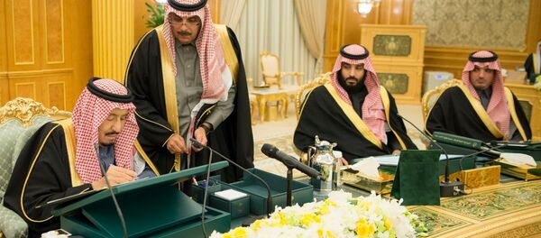 الملك سلمان أثناء توقيعه على موازنة 2018 - سبوتنيك عربي