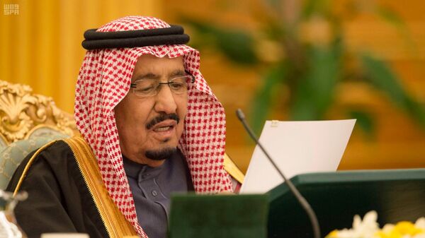 الملك سلمان يلقي كلمة أمام مجلس الوزراء أثناء إقرار الموازنة - سبوتنيك عربي