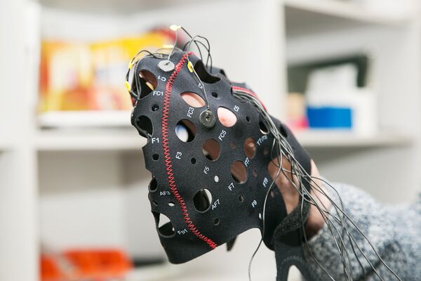 العلماء الروس يصممون بالالايكا لنقل الأفكار عن بعد  - سبوتنيك عربي