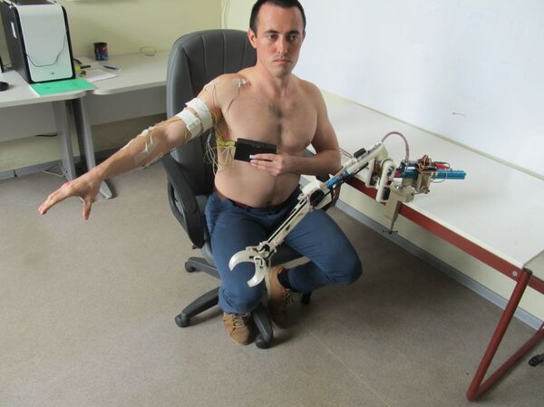 العلماء الروس يصممون بالالايكا لنقل الأفكار عن بعد  - سبوتنيك عربي