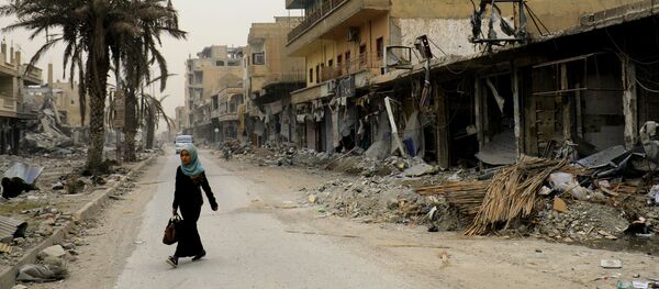 ظهور أول أشخاص عائدون إلى الرقة، سويا 20 ديسمبر/ كانون الأول 2017 - سبوتنيك عربي