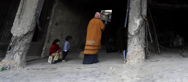 ظهور أول أشخاص عائدون إلى الرقة، سويا 20 ديسمبر/ كانون الأول 2017 - سبوتنيك عربي