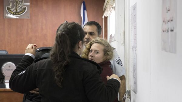 الفتاة الفلسطينية عهد التميمي في أثناء محاكمتها عسكريا في إسرائيل - سبوتنيك عربي