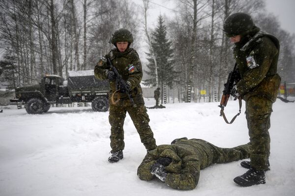 مناورات عسكرية باستخدام منظومة الدفاع الجوي إس-400 في لينينغرادسكايا أوبلست، روسيا - سبوتنيك عربي