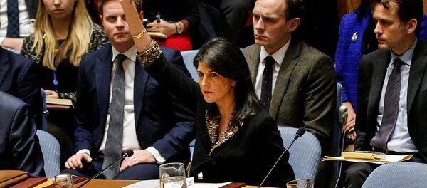 الممثلة الدائمة للولايات المتحدة لدى الأمم المتحدة نيكي هايلي في مجلس الأمن، نيويورك، الولايات المتحدة 21 ديسمبر/ كانون الأول 2017 - سبوتنيك عربي