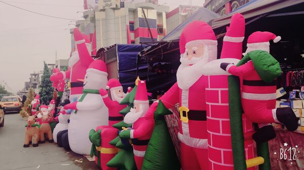 مهمة خاصة لبابا نويل وغزلانه الطائرة في بغداد  - سبوتنيك عربي