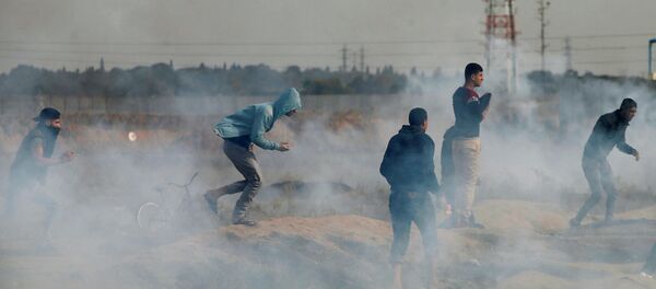 القوات الإسرائيلية تطلق الرصاص المطاطي على متظاهرين فلسطينيين 22-12-2017 - سبوتنيك عربي