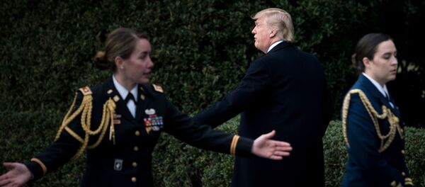 الرئيس الأمريكي دونالد ترامب بعد إلقاء خطاب حول التصليحات والتغييرات في واشنطن، الولايات المتحدة 20 ديسمبر/ كانون الأول 2017 الرئيس الأمريكي دونالد ترامب بعد إلقاء خطاب حول التصليحات والتغييرات في واشنطن، الولايات المتحدة 20 ديسمبر/ كانون الأول 2017 - سبوتنيك عربي