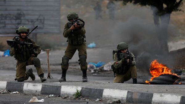الجيش الإسرائيلي يطلق الرصاص على متظاهرين فلسطينيين 22-12-2017 - سبوتنيك عربي