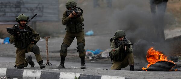 الجيش الإسرائيلي يطلق الرصاص على متظاهرين فلسطينيين 22-12-2017 - سبوتنيك عربي