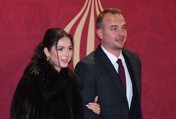 المغنية الروسية نيوشا وزوجها كبير مستشاري رئيس الاتحاد الدولي للرياضة الطلابية إيغور سيفوف المغنية الروسية نيوشا وزوجها كبير مستشاري رئيس الاتحاد الدولي للرياضة الطلابية إيغور سيفوف - سبوتنيك عربي