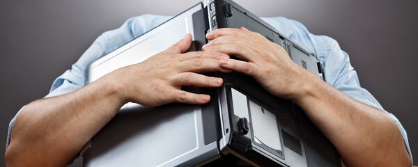 رجل على رأسه كمبيوتر - سبوتنيك عربي