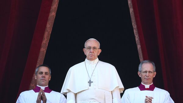 البابا فرانسيس يلقى خطابا من الشرفة المطلة على ساحة بيتر في الفاتيكان - سبوتنيك عربي