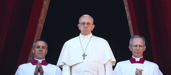 البابا فرانسيس يلقى خطابا من الشرفة المطلة على ساحة بيتر في الفاتيكان - سبوتنيك عربي