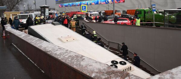 Автобус, въехавший в подземный переход у станции метро Славянский бульвар в Москве - سبوتنيك عربي