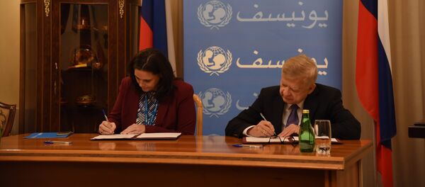 السفير الروسي في لبنان ألكسندر زاسيبكين مع نائبة ممثلة اليونيسيف في لبنان فيوليت وارنيري - سبوتنيك عربي