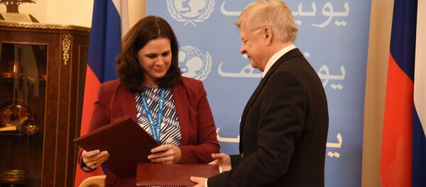 السفير الروسي في لبنان ألكسندر زاسيبكين مع نائبة ممثلة اليونيسيف في لبنان فيوليت وارنيري السفير الروسي في لبنان ألكسندر زاسيبكين مع نائبة ممثلة اليونيسيف في لبنان فيوليت وارنيري - سبوتنيك عربي