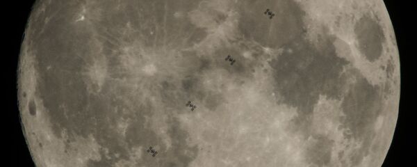 عبور محطة الفضاء الدولية على خلفية سطح القمر. 2 ديسمبر/ كانون الأول 2017 - سبوتنيك عربي